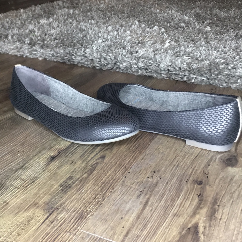 Memory form black flats